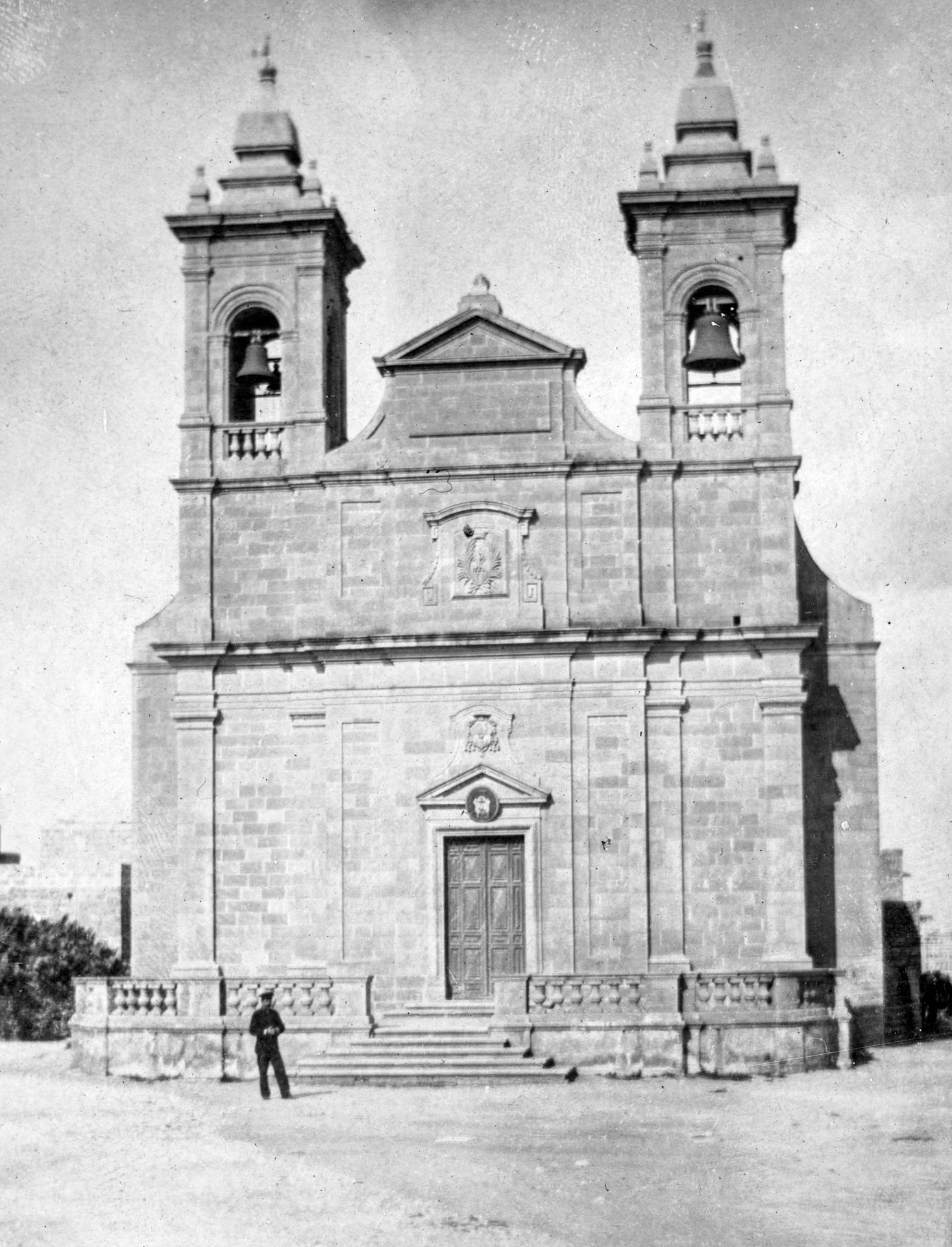 A policeman in the San Lawrenz main square.