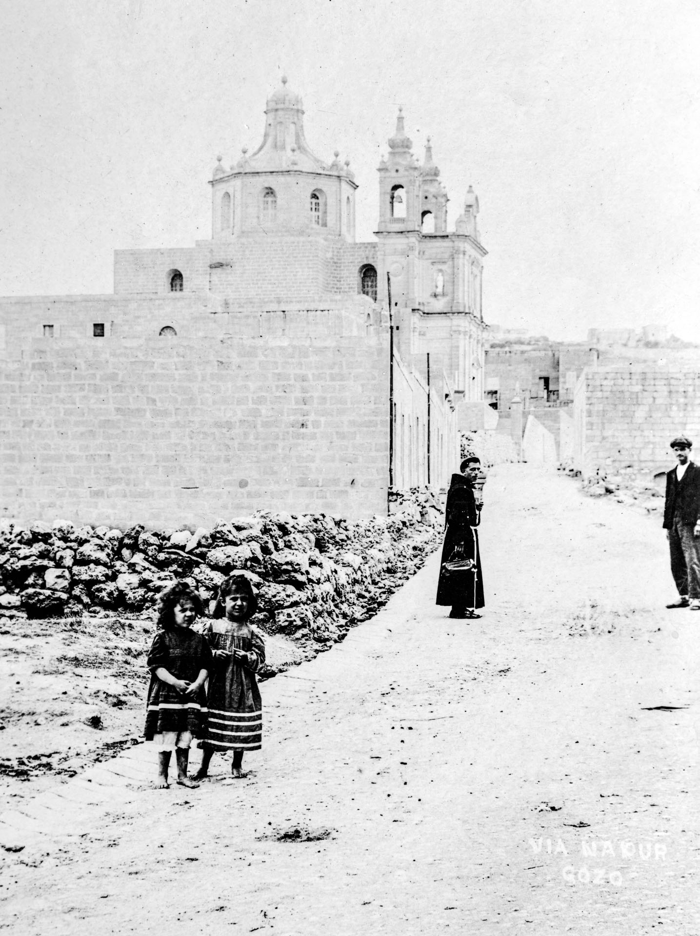 A street scene in front of the St Anthony of Padova church in Ghajnsielem, captured by Antonio Serracino in 1905.