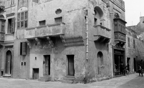 The building on the corner of Fuq it-Tomba, as captured by the later Professor Quentin Hughes in 1964.