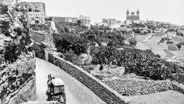 The road leading up to Zebbug, circa 1910; photographer unknown.