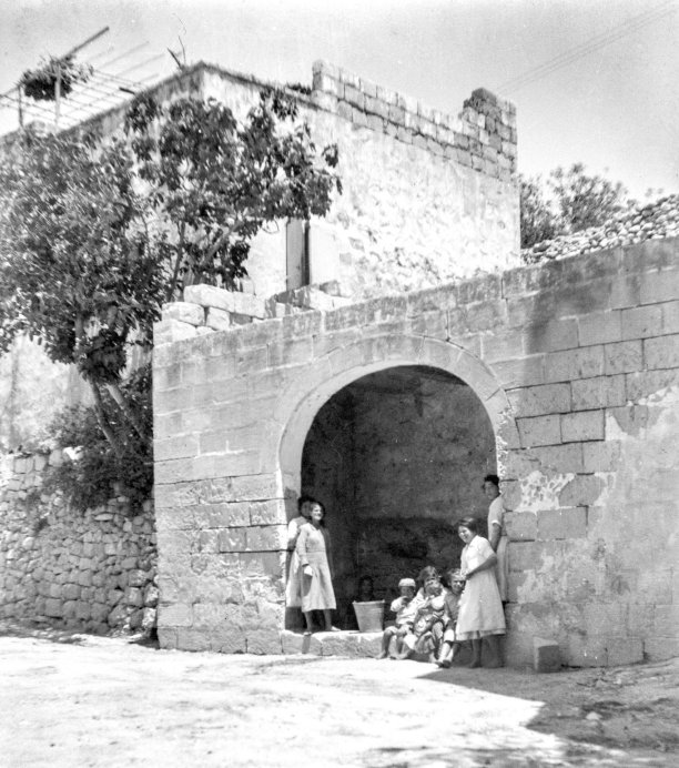 A view of l-ghajn tal-Hasselin which gives Fontana its Maltese name, Triq tal-Ghajn; photographer unknown.