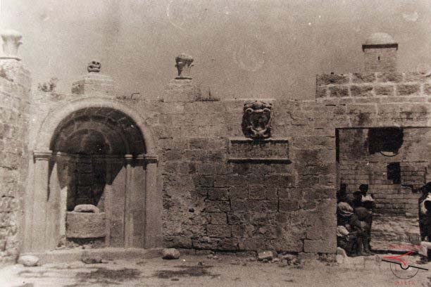 Gourgion Tower's main door and fountain