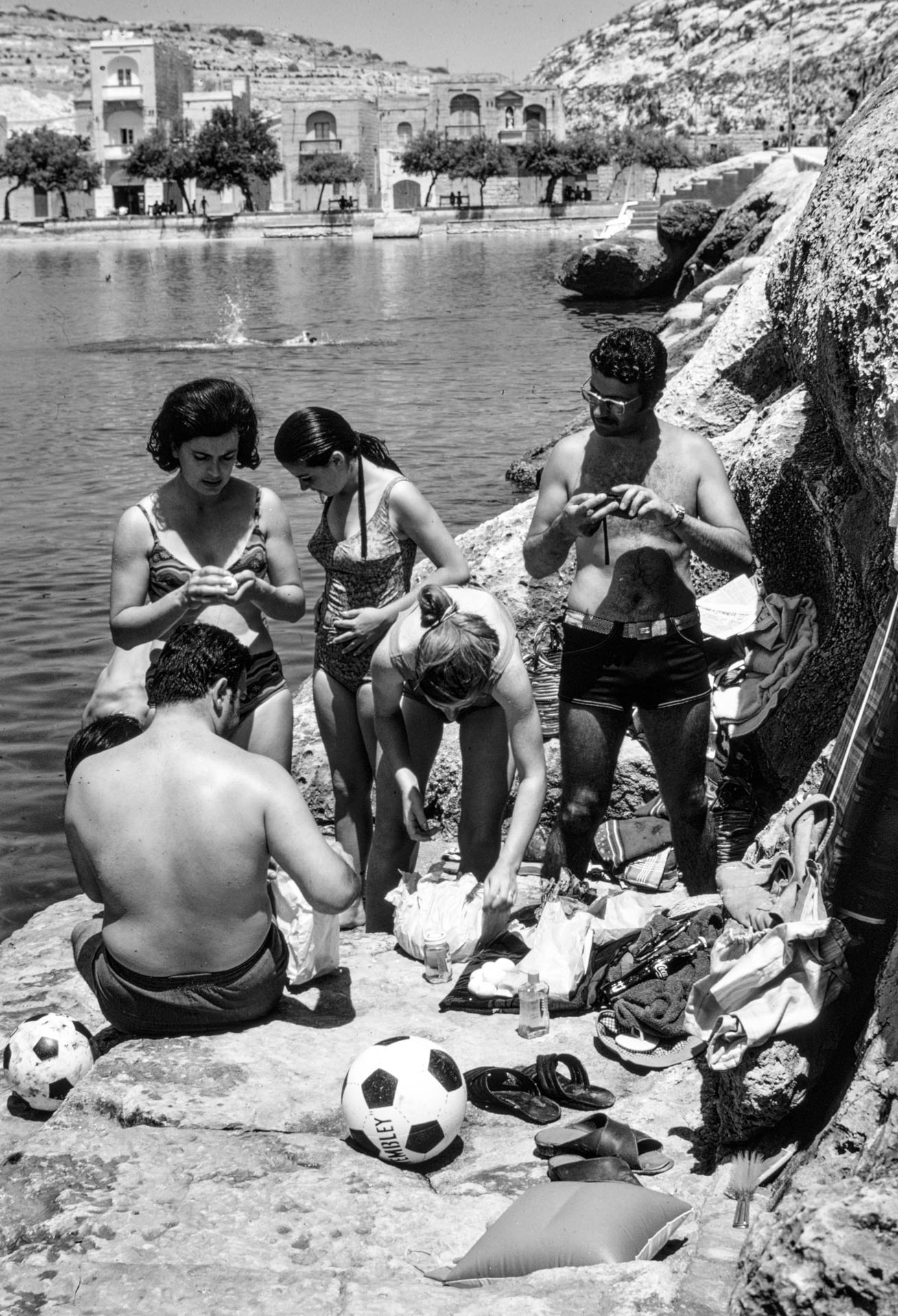 A family outing to Xlendi, as captured by Guido Stilon in the 1960s.