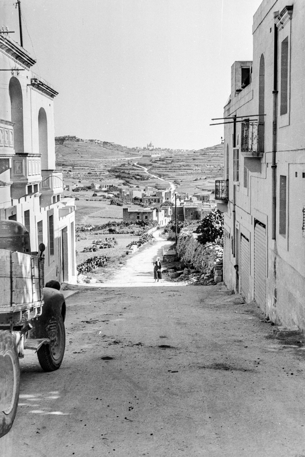 A view of the road leading from Victoria to Zebbug, captured by Guido Stilon in 1964. Courtesy of Grace Cilia Vincenti & National Archives of Malta.