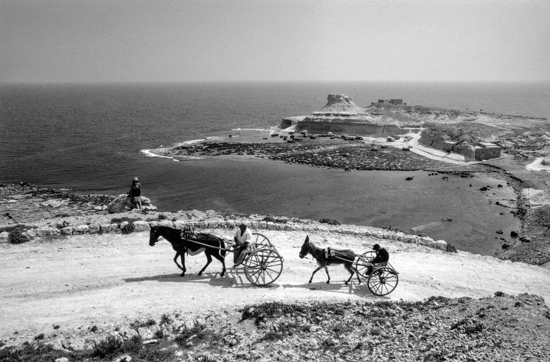 Two carts ascend towards Zebbug from Qbajjar.