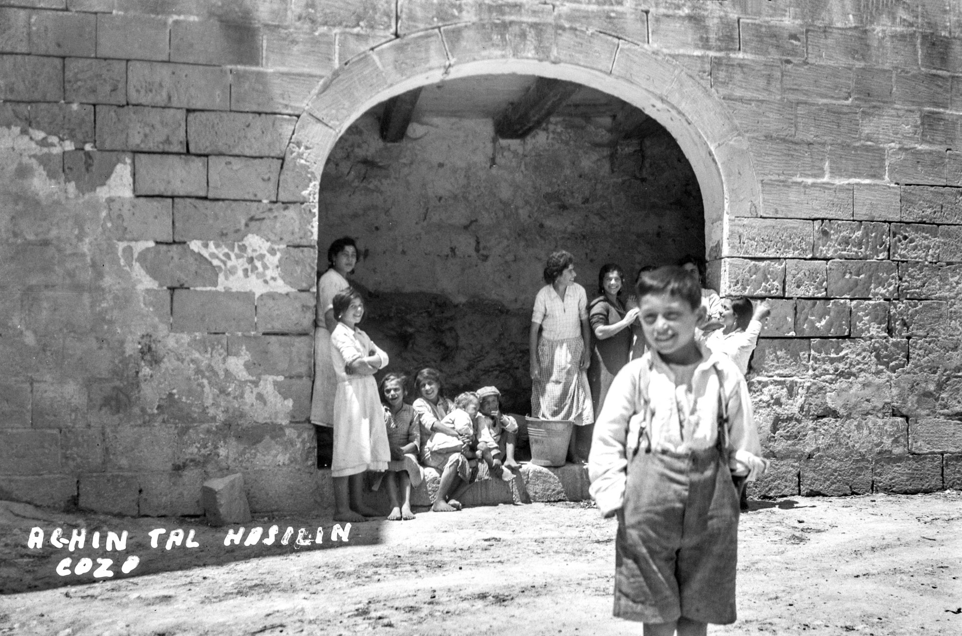 A view of l-ghajn tal-Hasselin which gives Fontana its Maltese name, Triq tal-Ghajn; photographer unknown.