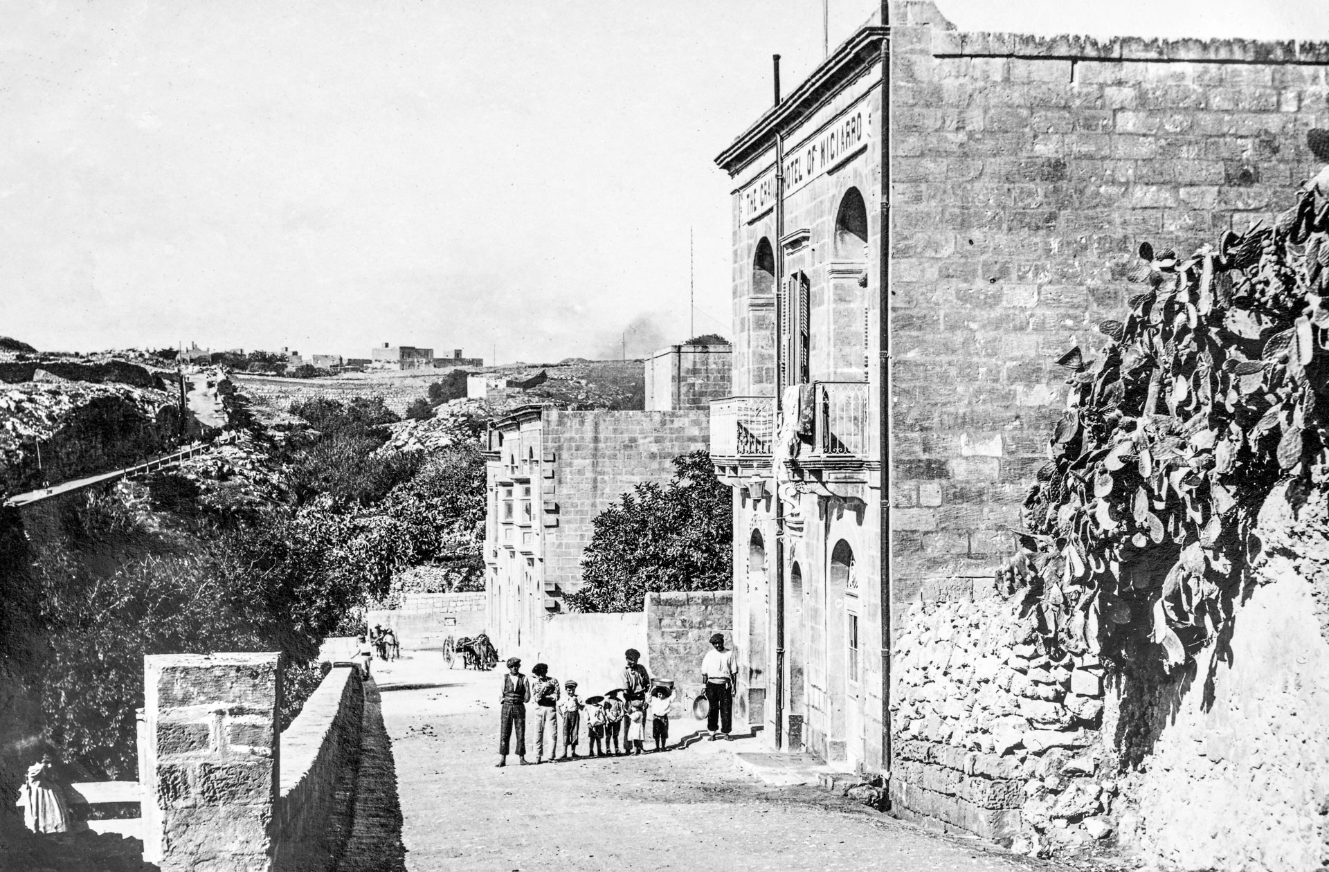 The road leading uphill to the Saint Anthony of Padova church in Ghajnsielem, the site of the first Grand Hotel in Gozo, captured by Antonio Serracino, 1910.