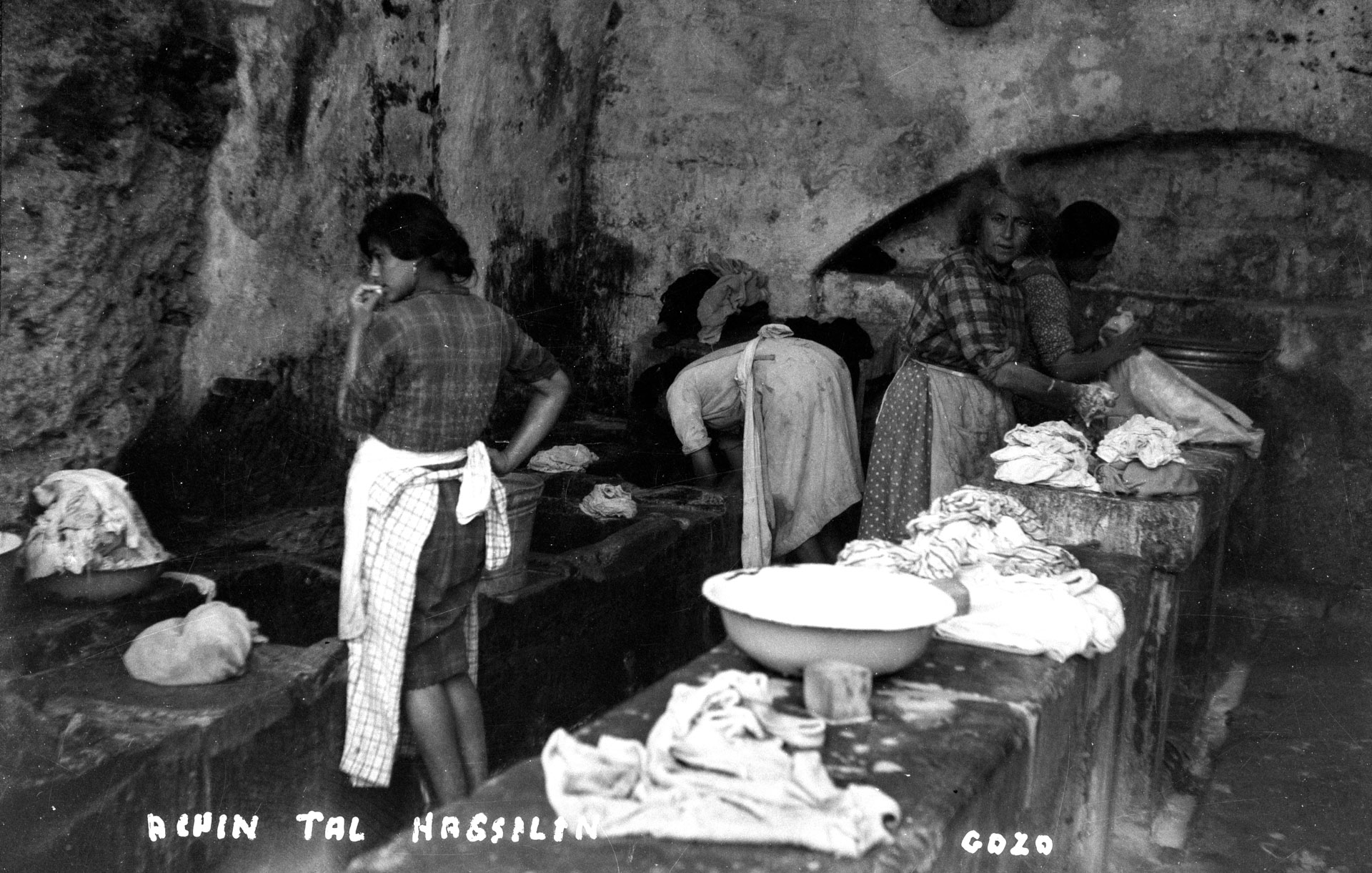 A view of l-ghajn tal-Hasselin which gives Fontana its Maltese name, Triq tal-Ghajn; photographer unknown.