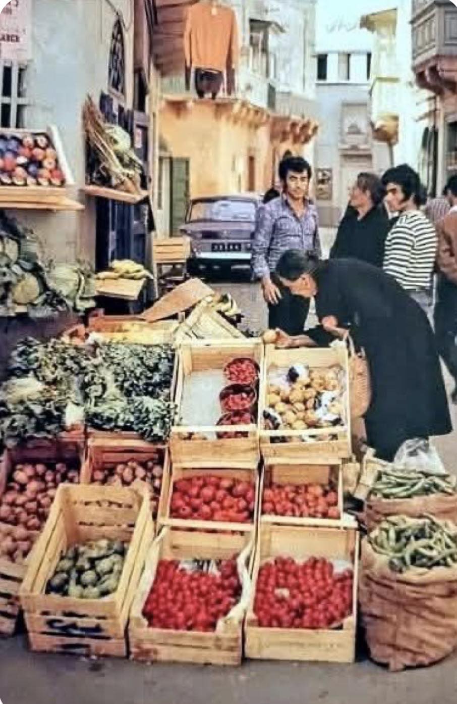 Women shopping at It‑Tokk Market
