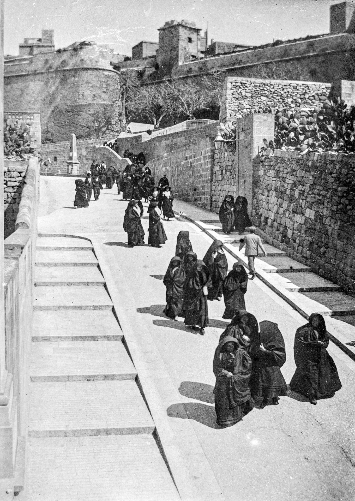A gaggle of faldettas going down the hill from the Citadel, Victoria, 1910; photographer unknown.