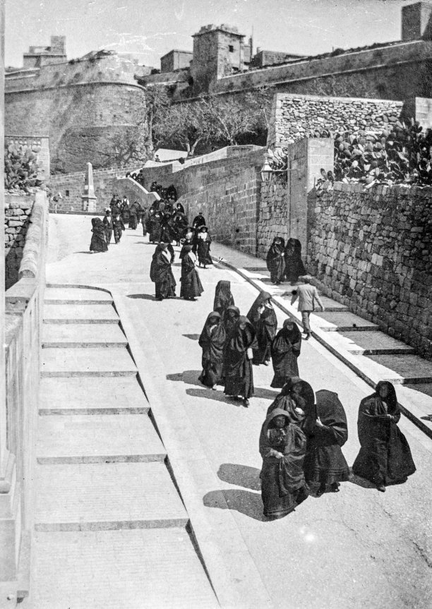 A gaggle of faldettas going down the hill from the Citadel, Victoria, 1910; photographer unknown.