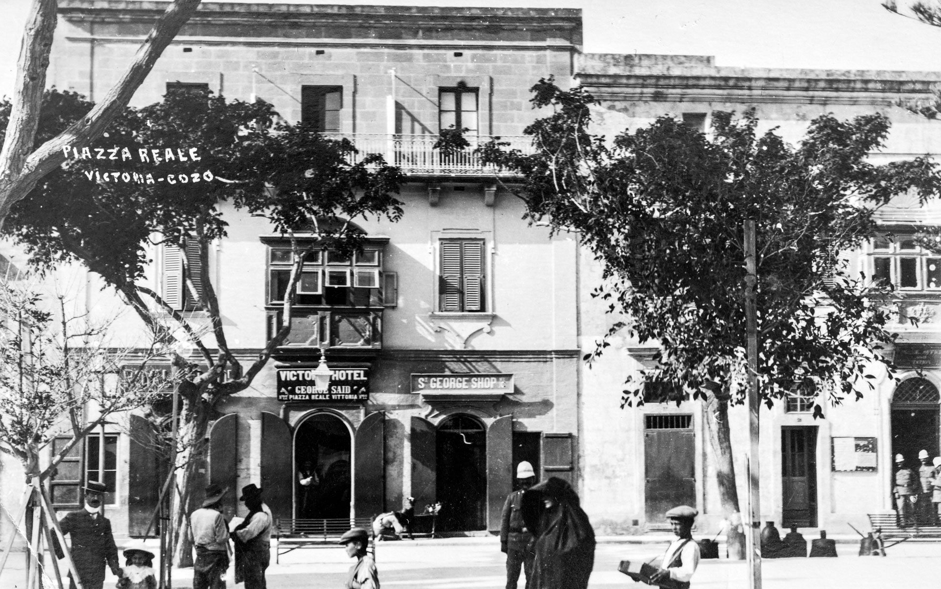A view of the edifices in it-Tokk square in the 1920s, or Piazza Reale as it was referred to back then; photographer unknown.
