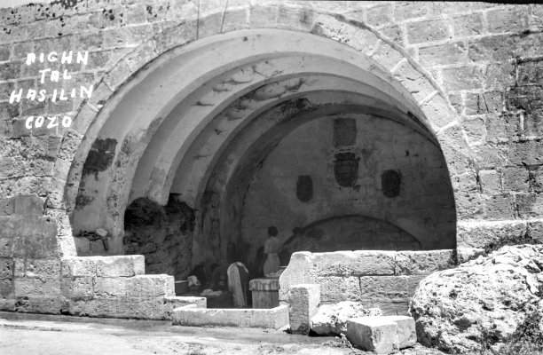A view of l-ghajn tal-Hasselin which gives Fontana its Maltese name, Triq tal-Ghajn; photographer unknown.