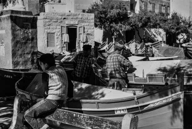 A group of fishermen in Xlendi Bay, as captured by Guido Stilon in the 1960s.