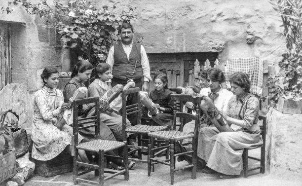 Young lace workers learning the trade in Gozo; photographer unknown.