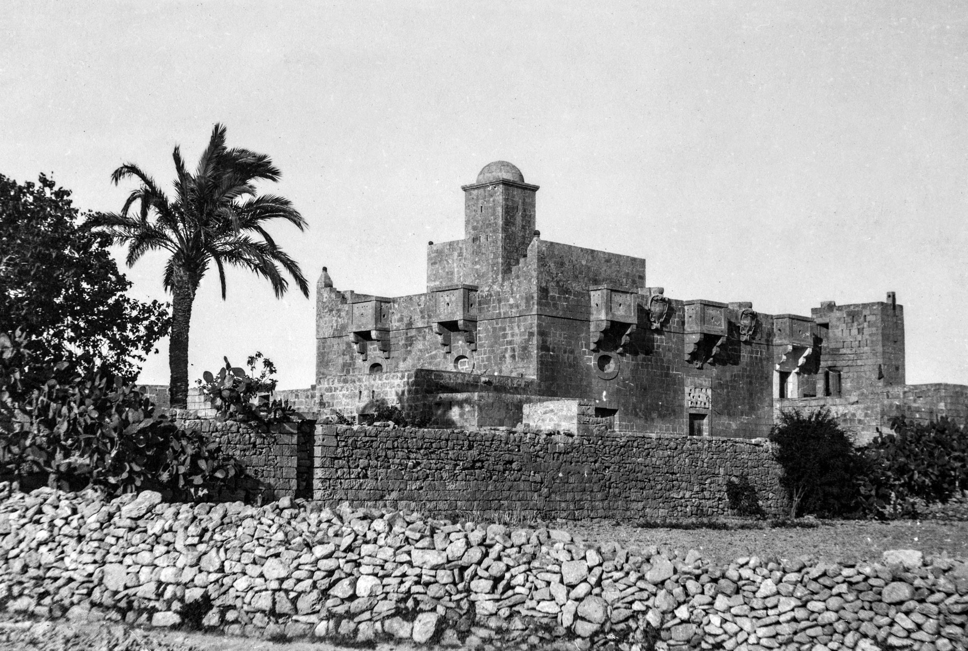 The Gourgion tower, disassembled to make way for an airfield in the Second World War; photographer unknown.