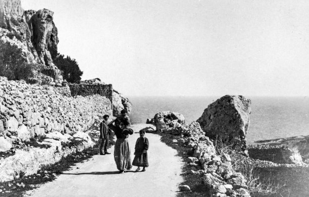 A view of the road leading down to Dahlet Qorrot Bay in 1910
