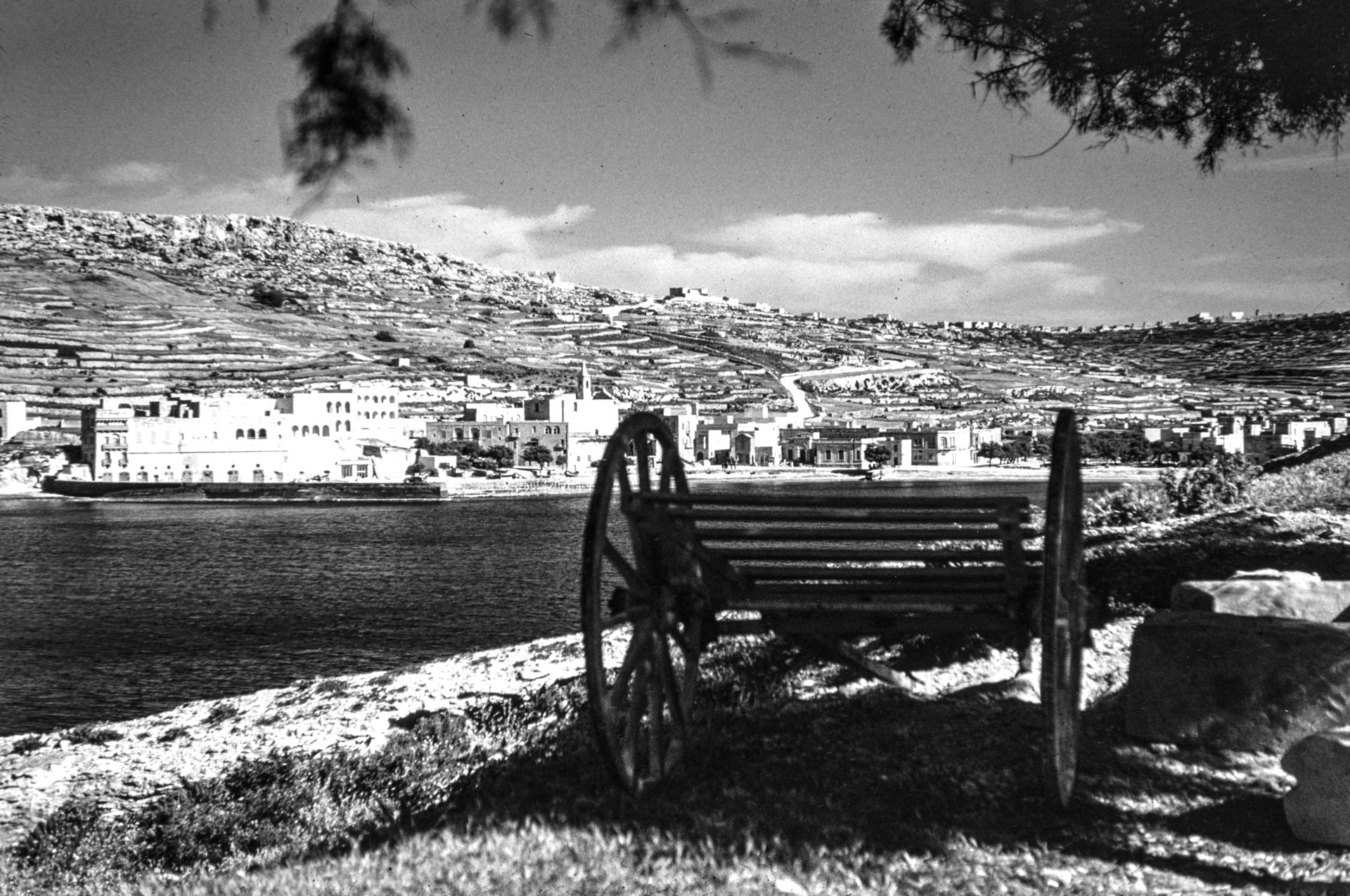 Karettun composed a general view of Marsalforn Bay.