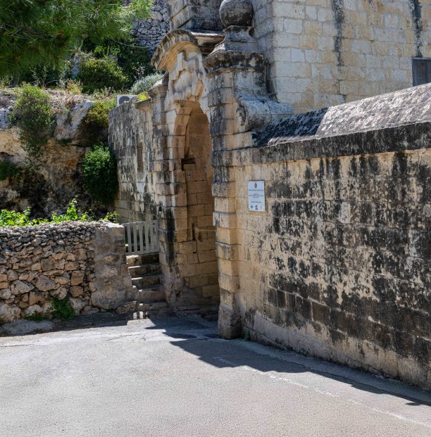 Arched entrance in Lunzjata Valley