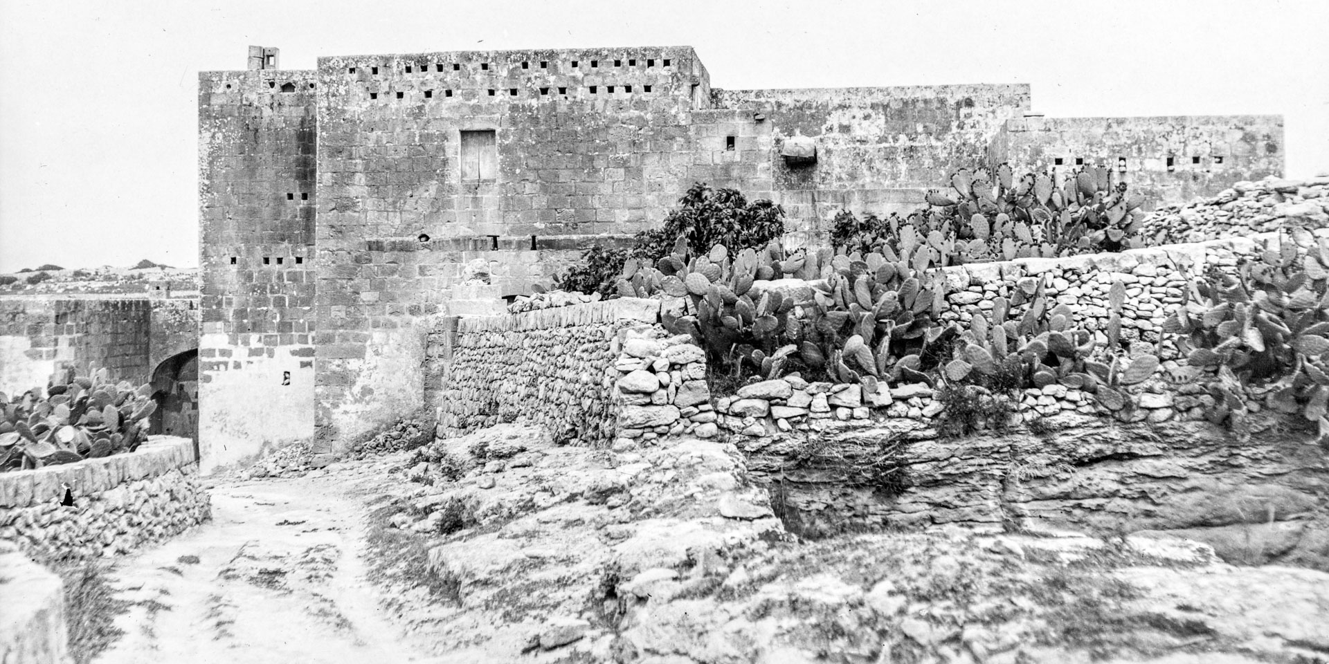 An old farmhouse with a barumbara in the Kejselli area of Xewkija.