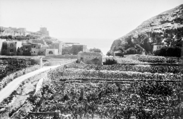A view of the road leading down to Xlendi Bay from Fontana, circa 1930; photographer unknown.