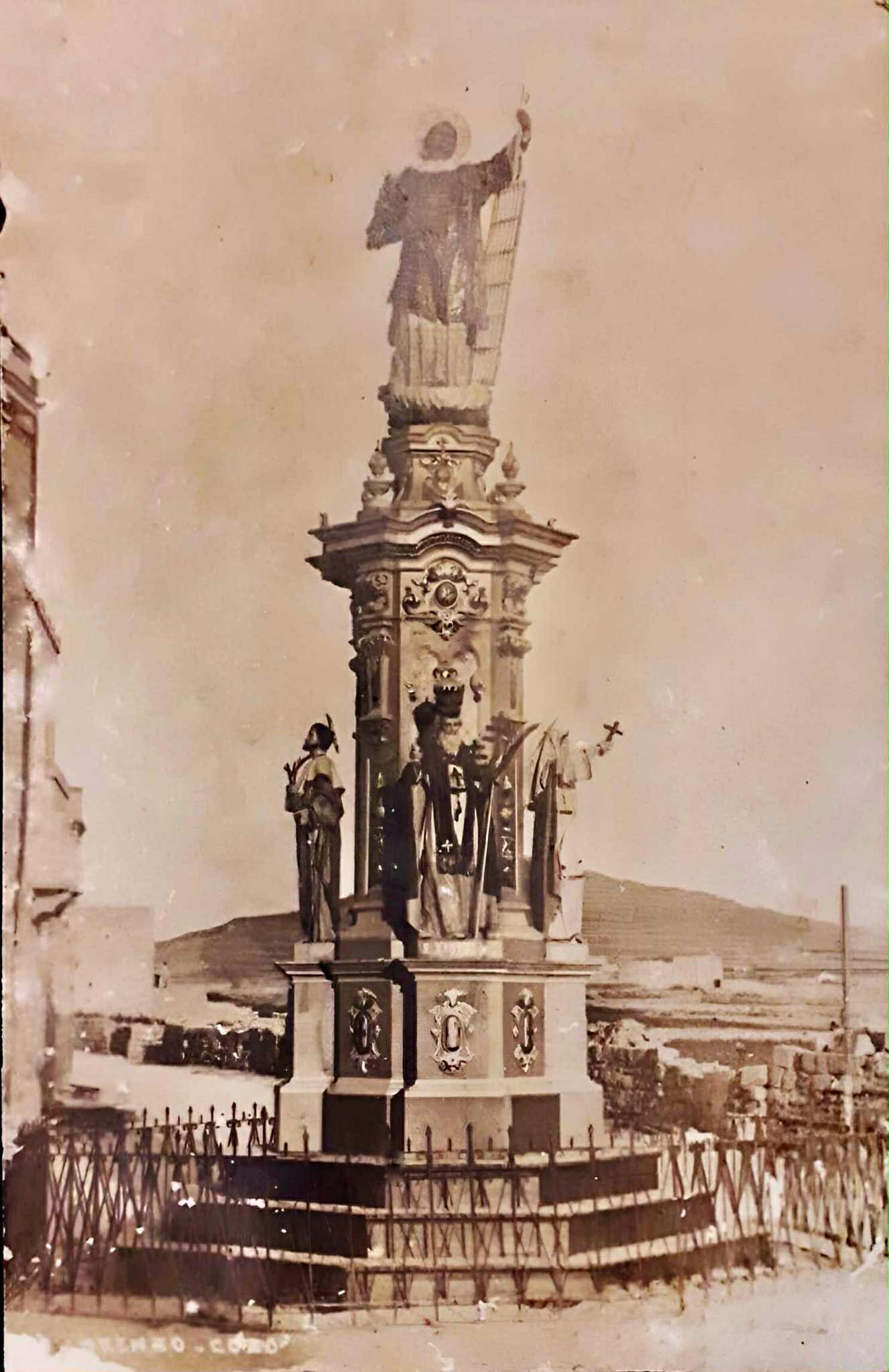 San Lawrenz statue