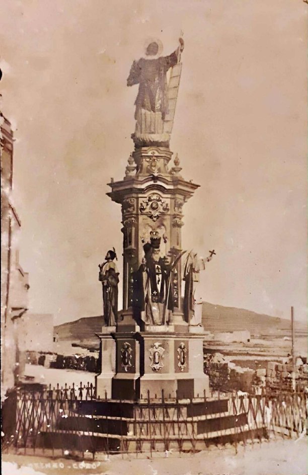 San Lawrenz statue