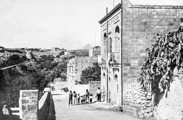 The road leading uphill to the Saint Anthony of Padova church in Ghajnsielem, the site of the first Grand Hotel in Gozo, captured by Antonio Serracino, 1910.